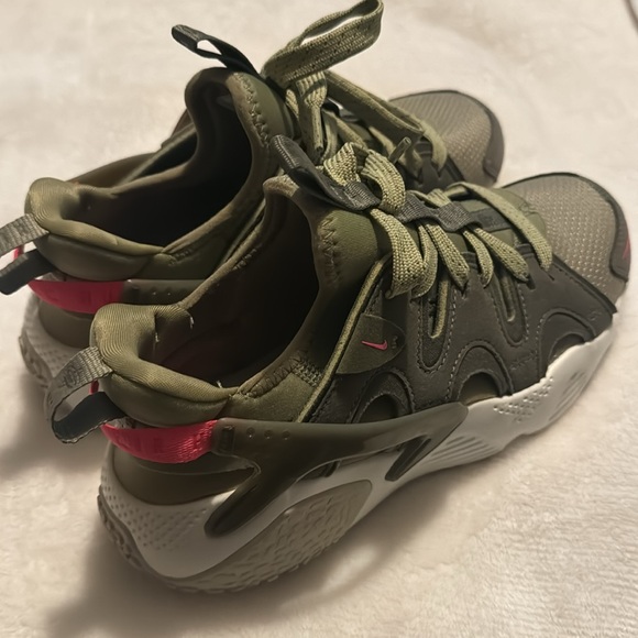 Nike huaraches. Green and pink. NWT Size 6.5 women’s - Picture 4 of 6
